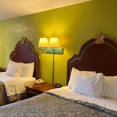 Travelodge By Wyndham Sellersburg Buitenkant foto