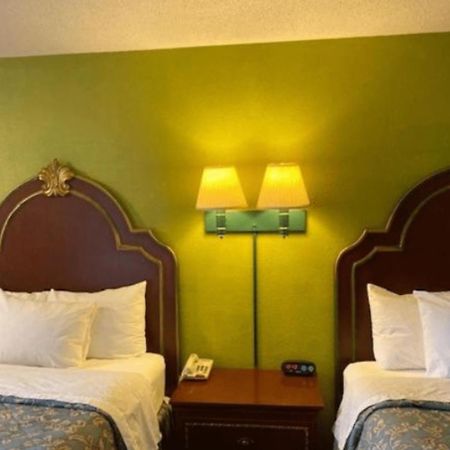 Travelodge By Wyndham Sellersburg Buitenkant foto