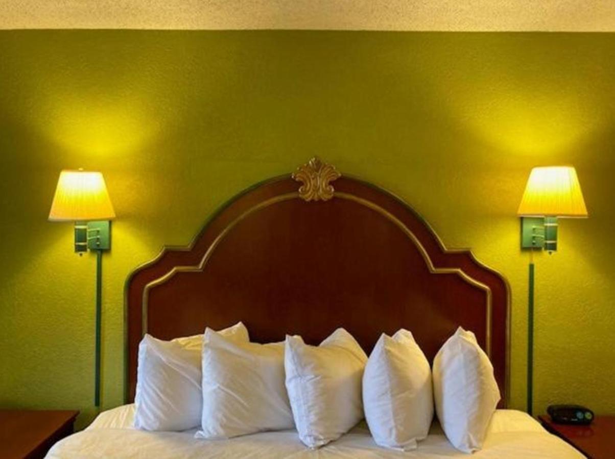 Travelodge By Wyndham Sellersburg Buitenkant foto