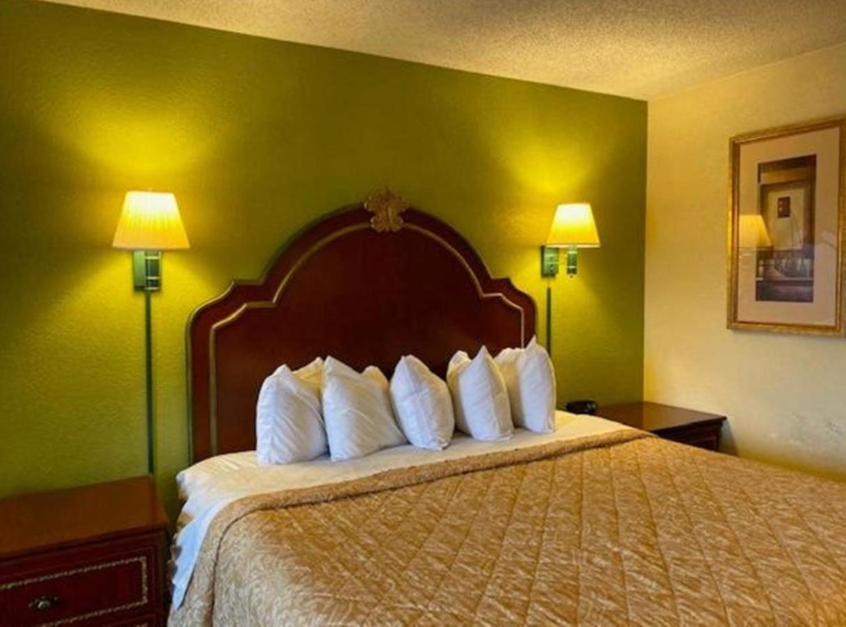 Travelodge By Wyndham Sellersburg Buitenkant foto