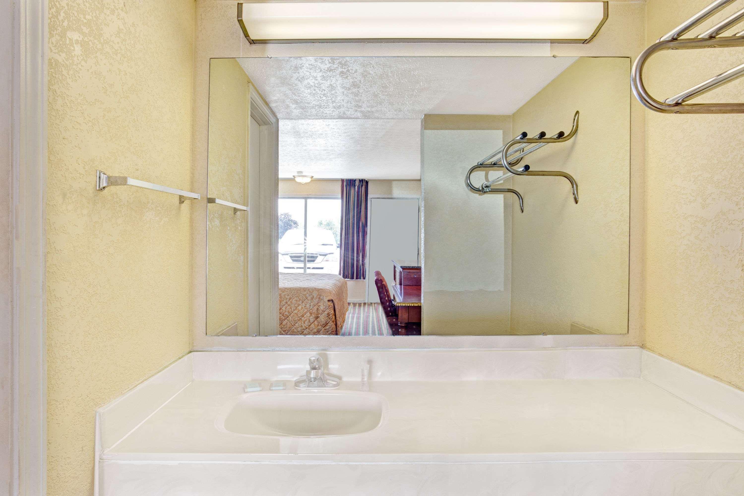 Travelodge By Wyndham Sellersburg Buitenkant foto