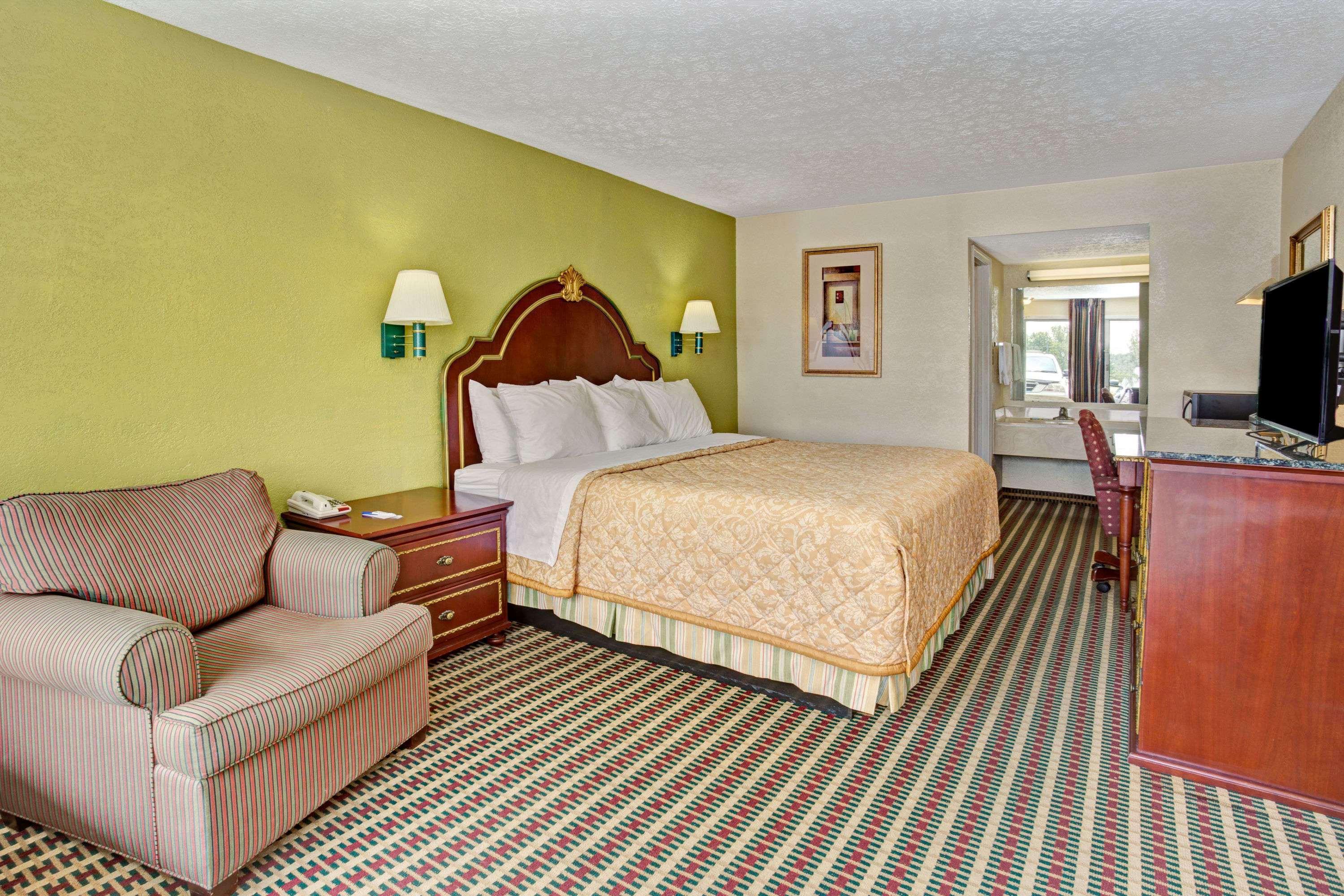 Travelodge By Wyndham Sellersburg Buitenkant foto